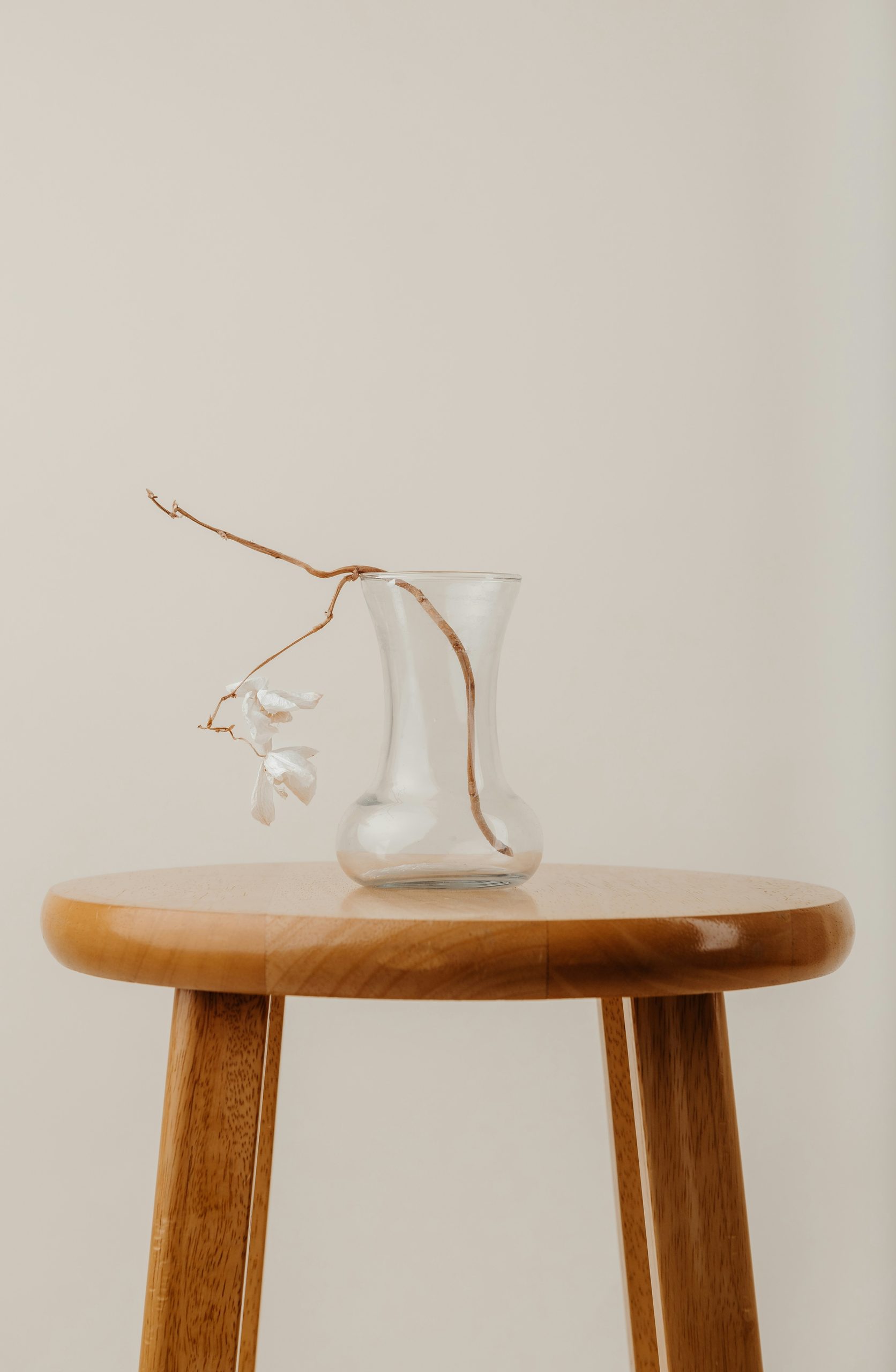 Vase auf Hocker